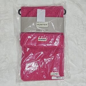Hunter Textured Patch Scarf & Beanie Hat Set Pink Outdoor Gifts Barbiecore Logo